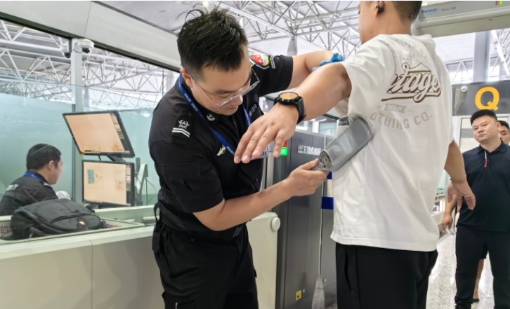 方寸之间的千钧责任——记石家庄机场安检员的日常