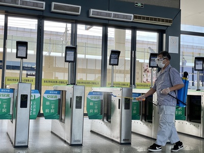 松江南站增设“测温门”安检探测器，实现进出站旅客百分百查验